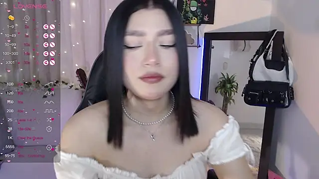 Snapshot of mily_thomson_b_ chatting on 10/21/25, 08:53 mily thomson b online show from 10/21/25, 08:53