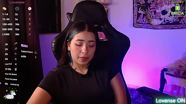 Snapshot of sweetcoralinee chatting on 10/15/25, 03:28 sweetcoralinee online show from 10/15/25, 03:28