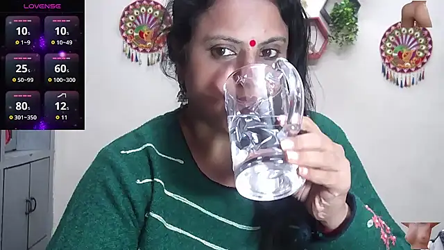 Snapshot of Sexy_komolika chatting on 12/18/25, 12:00 Sexy komolika online show from 12/18/25, 12:00