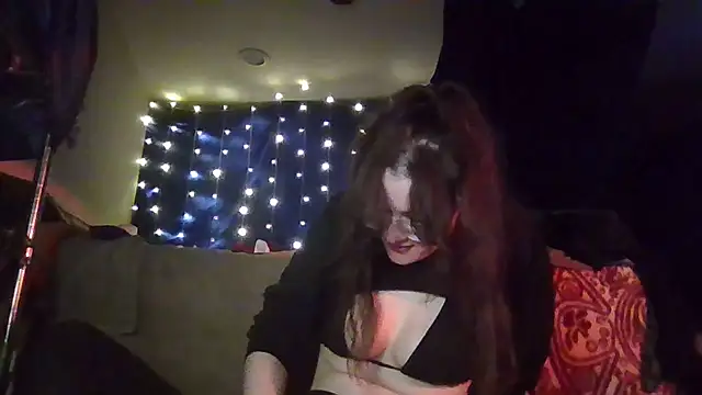 Snapshot of EyaDivine1 chatting on 10/25/25, 01:57 EyaDivine1 online show from 10/25/25, 01:57