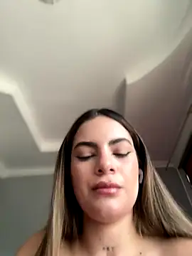 Snapshot of emiss_ chatting on 09/24/25, 03:37 emiss online show from 09/24/25, 03:37