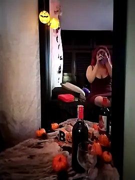 Snapshot of Dafne_Moon chatting on 10/05/25, 04:00 Dafne Moon online show from 10/05/25, 04:00