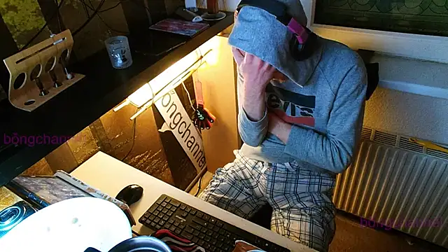 Snapshot of BongChannel chatting on 01/08/25, 05:16 BongChannel online show from 01/08/25, 05:16