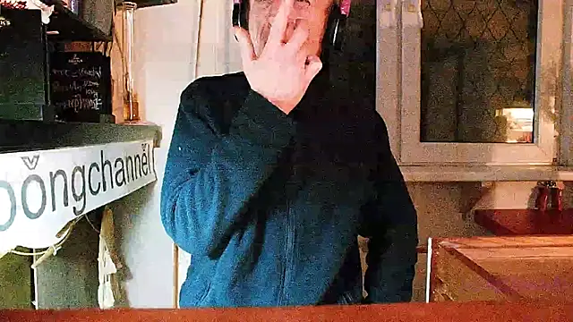 Snapshot of BongChannel chatting on 01/26/25, 12:26 BongChannel online show from 01/26/25, 12:26