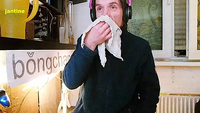 Snapshot of BongChannel chatting on 02/14/25, 01:02 BongChannel online show from 02/14/25, 01:02