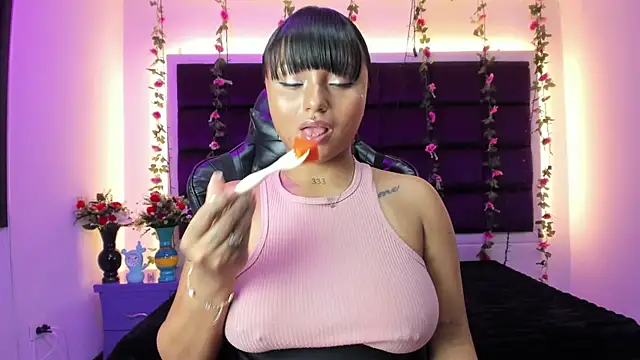 Snapshot of sweelanna__ chatting on 07/14/26, 02:05 sweelanna online show from 07/14/26, 02:05