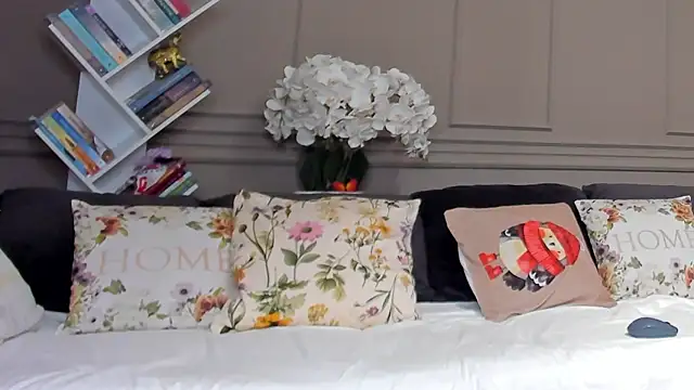 Snapshot of Deliciouslips chatting on 11/04/25, 02:05 Deliciouslips online show from 11/04/25, 02:05