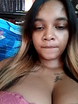 Snapshot of Indianqueen03 chatting on 11/21/25, 01:43 Indianqueen03 online show from 11/21/25, 01:43