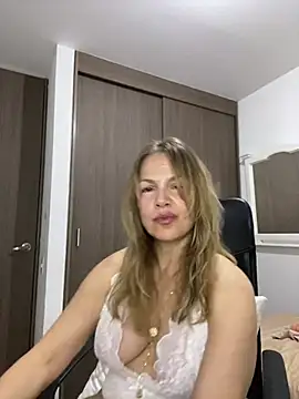 Snapshot of Leyna_liu chatting on 01/18/25, 02:47 Leyna liu online show from 01/18/25, 02:47