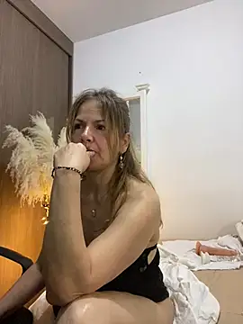 Snapshot of Leyna_liu chatting on 01/23/25, 08:04 Leyna liu online show from 01/23/25, 08:04