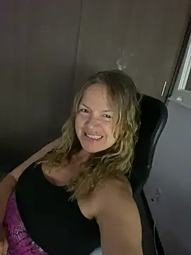 Snapshot of Leyna_liu chatting on 03/19/25, 11:03 Leyna liu online show from 03/19/25, 11:03