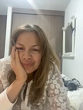 Snapshot of Leyna_liu chatting on 09/14/25, 02:00 Leyna liu online show from 09/14/25, 02:00