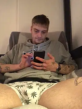 Snapshot of Simboxxx040 chatting on 01/09/25, 03:26 Simboxxx040 online show from 01/09/25, 03:26