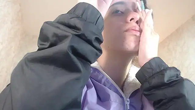 EmmaCowperr online show from 01/14/25, 04:25