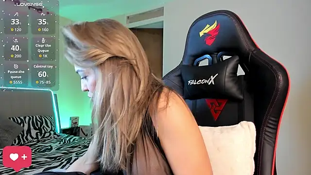 Snapshot of karimhunt chatting on 10/11/25, 01:38 karimhunt online show from 10/11/25, 01:38