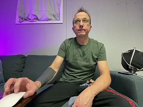 mouser21212 online show from 02/12/25, 05:05