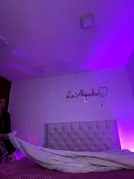 alee lenoxx online show from 12/17/25, 04:29