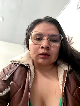 Snapshot of alice_love052 chatting on 10/04/25, 05:44 alice love052 online show from 10/04/25, 05:44