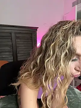 Snapshot of BrattyBae_xo chatting on 01/10/25, 07:54 BrattyBae xo online show from 01/10/25, 07:54