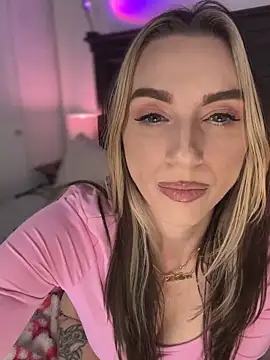 Snapshot of BrattyBae_xo chatting on 10/06/25, 06:27 BrattyBae xo online show from 10/06/25, 06:27