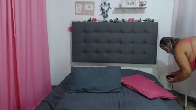 Snapshot of LenaDIaz chatting on 10/11/25, 11:58 LenaDIaz online show from 10/11/25, 11:58