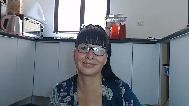 Snapshot of HellenLatin chatting on 06/18/26, 04:00 HellenLatin online show from 06/18/26, 04:00