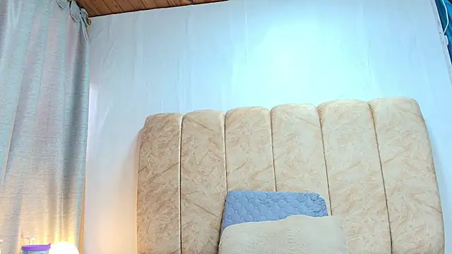 Snapshot of Zoe_Curvy chatting on 11/18/25, 12:53 Zoe Curvy online show from 11/18/25, 12:53