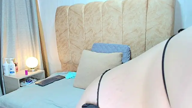 Snapshot of Zoe_Curvy chatting on 11/22/25, 12:37 Zoe Curvy online show from 11/22/25, 12:37