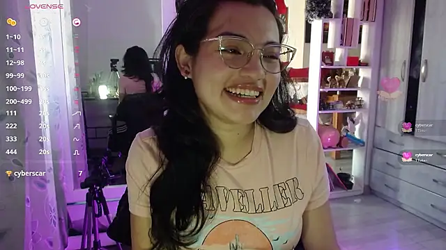 Snapshot of lauvelez__ chatting on 01/07/26, 08:11 lauvelez online show from 01/07/26, 08:11