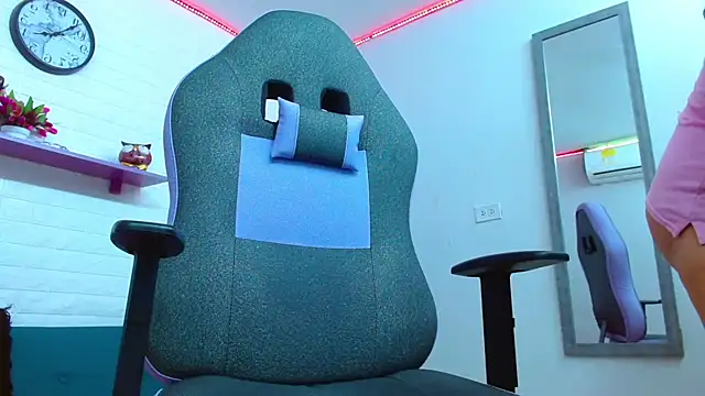 Snapshot of snowflake_xxx chatting on 01/14/25, 07:32 snowflake xxx online show from 01/14/25, 07:32