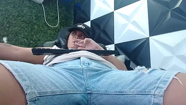 Snapshot of snowflake_xxx chatting on 03/19/25, 01:21 snowflake xxx online show from 03/19/25, 01:21