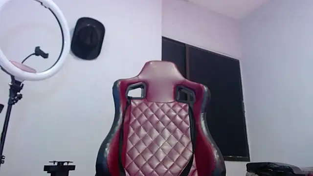 Snapshot of snowflake_xxx chatting on 10/12/25, 07:13 snowflake xxx online show from 10/12/25, 07:13