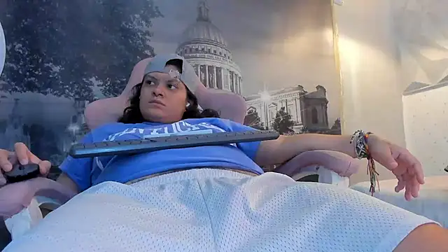 Snapshot of snowflake_xxx chatting on 10/26/25, 01:44 snowflake xxx online show from 10/26/25, 01:44