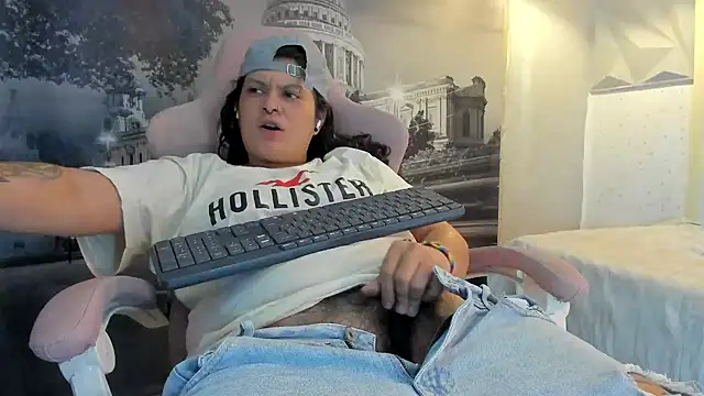 Snapshot of snowflake_xxx chatting on 10/26/25, 11:31 snowflake xxx online show from 10/26/25, 11:31