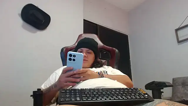 Snapshot of snowflake_xxx chatting on 10/28/25, 02:09 snowflake xxx online show from 10/28/25, 02:09