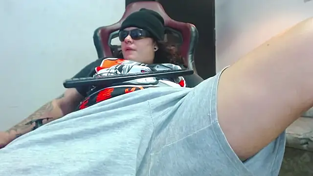 Snapshot of snowflake_xxx chatting on 11/15/25, 05:27 snowflake xxx online show from 11/15/25, 05:27