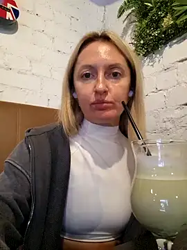 Snapshot of Miss____Mia_ chatting on 10/02/25, 09:27 Miss Mia online show from 10/02/25, 09:27