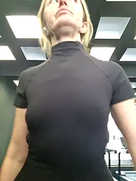 Snapshot of Miss____Mia_ chatting on 11/28/25, 11:13 Miss Mia online show from 11/28/25, 11:13