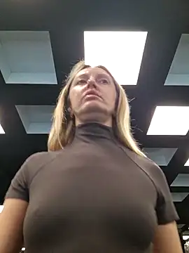 Snapshot of Miss____Mia_ chatting on 12/17/25, 09:37 Miss Mia online show from 12/17/25, 09:37