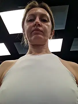 Snapshot of Miss____Mia_ chatting on 12/19/25, 12:01 Miss Mia online show from 12/19/25, 12:01