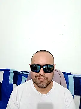 Snapshot of ElSunEagle chatting on 05/20/26, 02:40 ElSunEagle online show from 05/20/26, 02:40