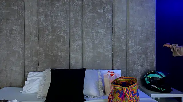 Snapshot of GiselOrtiz chatting on 11/14/25, 10:14 GiselOrtiz online show from 11/14/25, 10:14