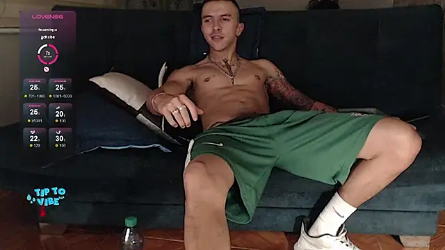 Snapshot of rogert_xx chatting on 01/21/25, 04:21 rogert xx online show from 01/21/25, 04:21