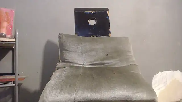 Snapshot of Amazing12inch chatting on 10/26/25, 01:22 Amazing12inch online show from 10/26/25, 01:22