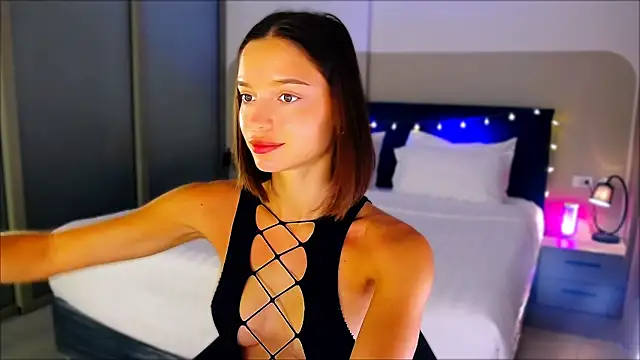 Snapshot of wow_Mia chatting on 12/15/24, 02:30 wow Mia online show from 12/15/24, 02:30