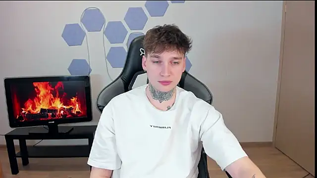 Snapshot of Chris_Tyson chatting on 01/04/25, 05:37 Chris Tyson online show from 01/04/25, 05:37