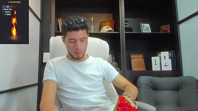 EdwardRoss  online show from 03/18/25, 10:26