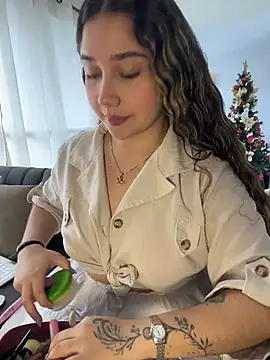 Snapshot of Cherryyquen chatting on 12/04/25, 04:27 Cherryyquen online show from 12/04/25, 04:27