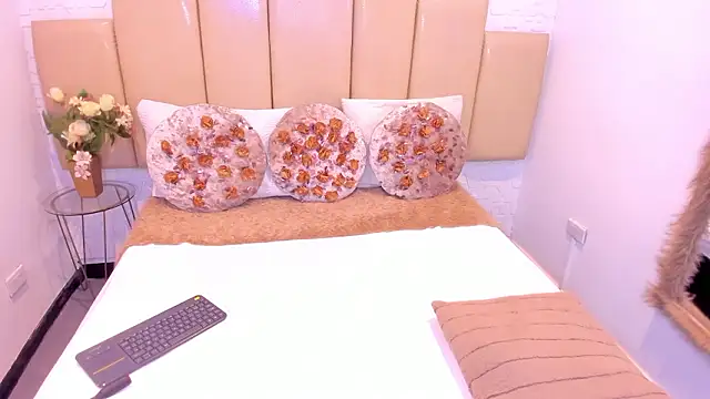 Miia Thompsonn online show from 03/22/26, 02:31