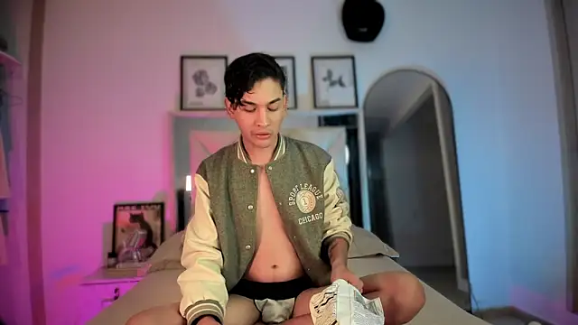 Snapshot of Adriien19 chatting on 12/03/25, 11:36 Adriien19 online show from 12/03/25, 11:36